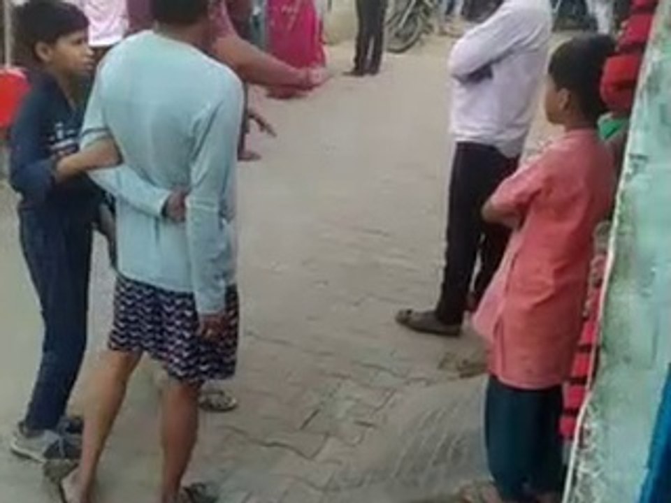 नाली को लेकर दो पक्षों में विवाद, आधा दर्जन चोटिल, देखे वीडियों