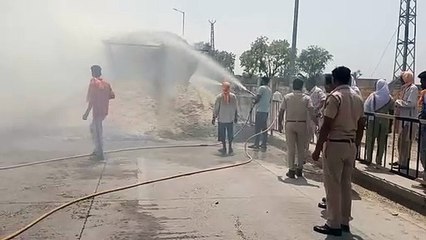 Tải video: पशु चारे से भरी ट्राॅली में लगी आग, नेशनल हाइवे पर लगा वाहनों का जाम