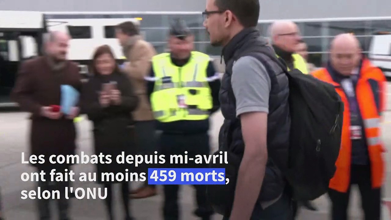 Arrivée en France du premier avion français d'évacués du Soudan
