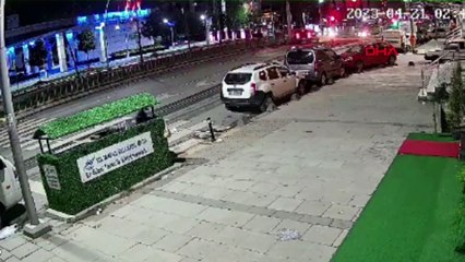 Tartıştığı amcasının otomobilini paramparça etti