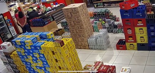 Download Video: Bandidos armados invadem distribuidora em Mariluz e roubam dinheiro, celular e bebidas