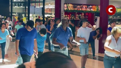 Flash mob au Carrefour de Sainte-Suzanne pour sensibiliser à l'autisme