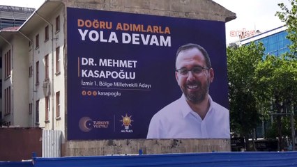 İzmir'deki Vergi Dairesi binasının yan duvarına Bakan ve AKP Kasapoğlu'nun seçim pankartı asıldı
