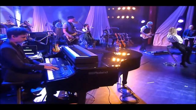 HELENE FISCHER — Auf Der Suche Nach Mir – (Live) | von HELENE FISCHER: Farbenspiel: Live Aus Dem Deutschen Theater – München ~ (2013)