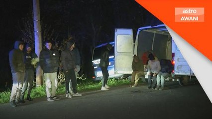 Van bawa 29 warga Syria terbabas, bertembung kereta polis