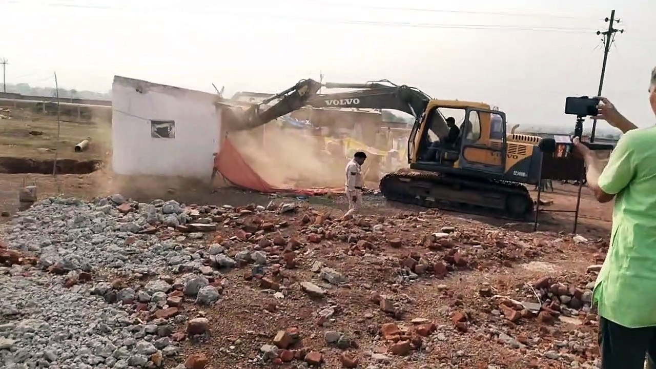 प्रशासन ने गौठान और चारागाह से हटाया अतिक्रमण