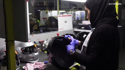 شاهد: بعد تنظيمها سباقات الفورومولا 1... البحرين تنتج خوذ السائقين