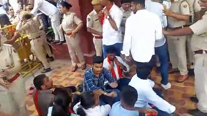 जेएनवीयू पेपर लीक प्रकरण : एबीवीपी के कार्यकर्ताओं का चार घंटे चला प्रदर्शन