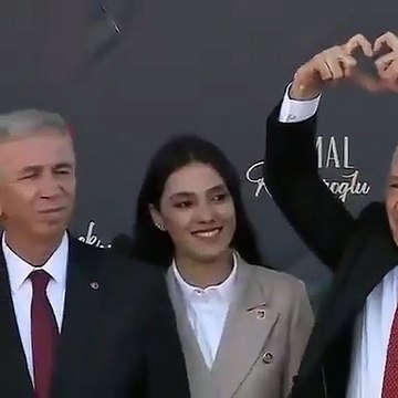 Mansur Yavaş’ın Kılıçdaroğlu’na bakarak kalp yapmaya çalıştığı anlar sosyal medyada gündem oldu