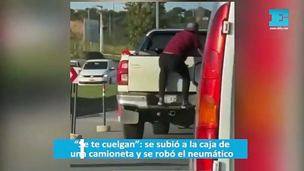 “Se te cuelgan”: se subió a la caja de una camioneta y se robó el neumático