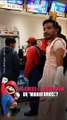 Hombre va vestido de la princesa 'Peach' al estreno de Mario Bros