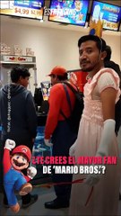 Hombre va vestido de la princesa 'Peach' al estreno de Mario Bros
