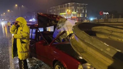 Otomobil bariyerlere saplanıp parçalandı: 3 yaralı