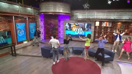 María José es sorprendida por dos fans en el escenario