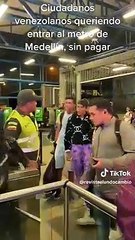 Venezolanos agreden a un policía mientras tratan de ingresar al metro sin pagar