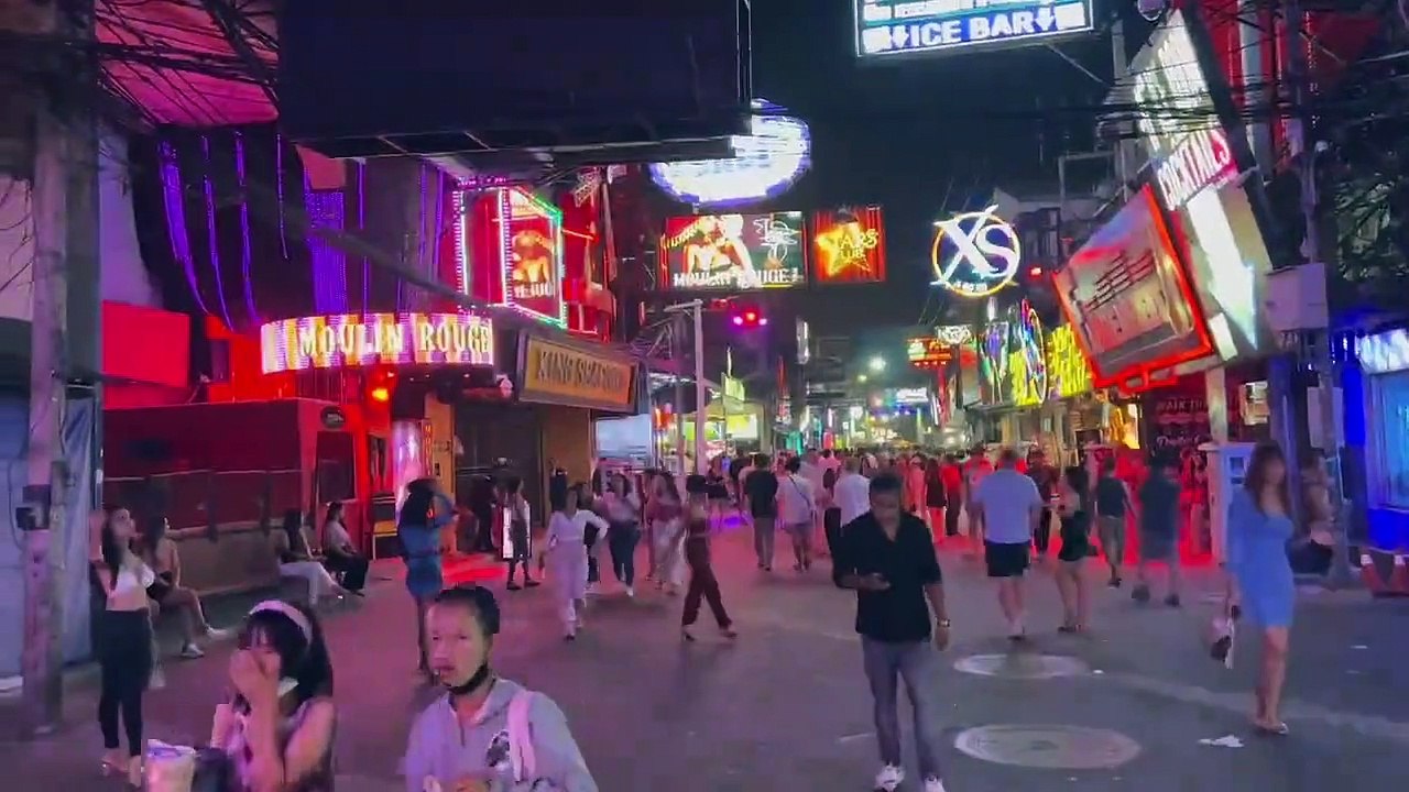 แตกตื่น! นทท.ต่างชาติ ยกพวกตีกัน กลางวอล์คกิ้งสตรีท พัทยา