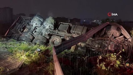 Başakşehir'de iplik yüklü kamyon ağaçlık alana devrildi