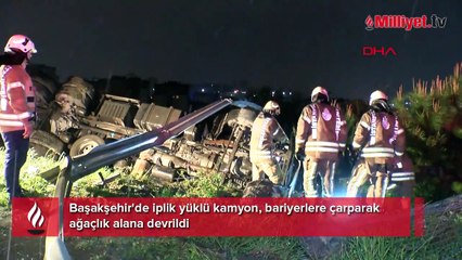 Başakşehir'de iplik yüklü kamyon ağaçlık alana devrildi