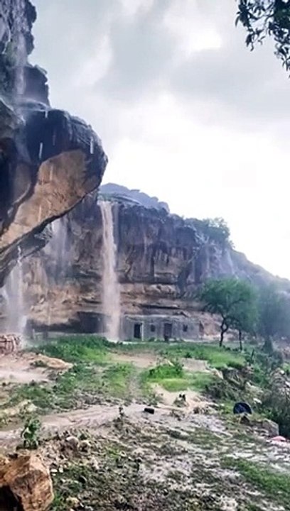 شاهد.. سحر "شلالات طور آل الحسن" يَلقى تفاعلًا واسعًا ويحظى بالإعجاب