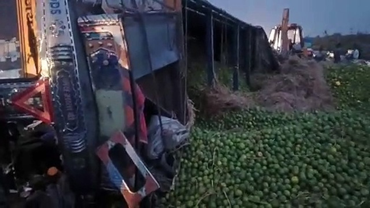 हाइवे पर पलटा संतरे से भरा ट्रक ,बड़ा हादसा टला