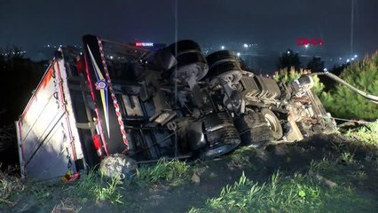 BAŞAKŞEHİR'DE KAMYON AĞAÇLIK ALANA DEVRİLDİ; OTOYOLA DÜŞMESİNİ ENGELLEMEK İÇİN HALATLI ÖNLEM