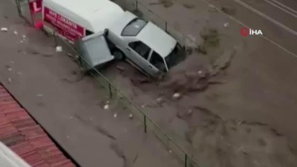 Sağanak ile gelen taşkın araçları böyle sürükledi