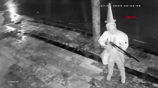 HUSUMETLİSİNİN DÜKKANINA POMPALI TÜFEKLE ATEŞ AÇAN KADIN GÖZALTINA ALINDI