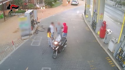 Rapinano distributore di carburanti a Palermo, arrestati due giovani
