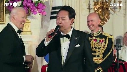 Usa, il presidente sudcoreano Yoon incanta Biden con le sue doti canore