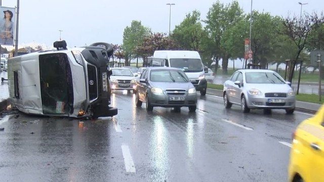 İstanbul’da servis minibüsü devrildi