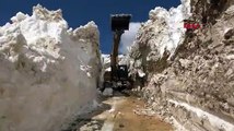Hakkari’de nisan ayında 5 metreyi aşan karla mücadele