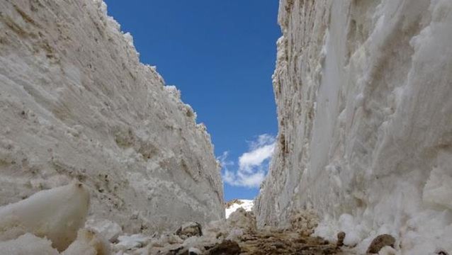 Nisan ayının sonunda 5 metreyi aşan karla mücadele! Yollar güçlükle açıldı