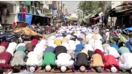 अलीगढ़: सड़क पर नमाज पढ़ने के मामले में हुई कार्रवाई, पुलिस ने दर्ज किया मुकदमा