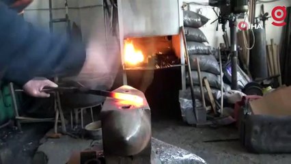 Depremzede ustalar “ayakta kalmak” için direniyor