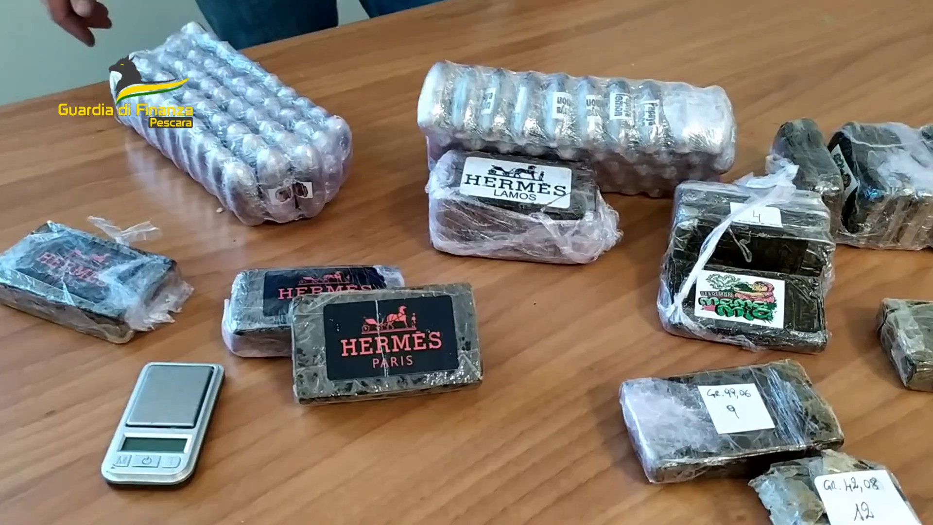 Video Trovato in casa con 3 kg di hashish, arrestato 59enne a Pescara