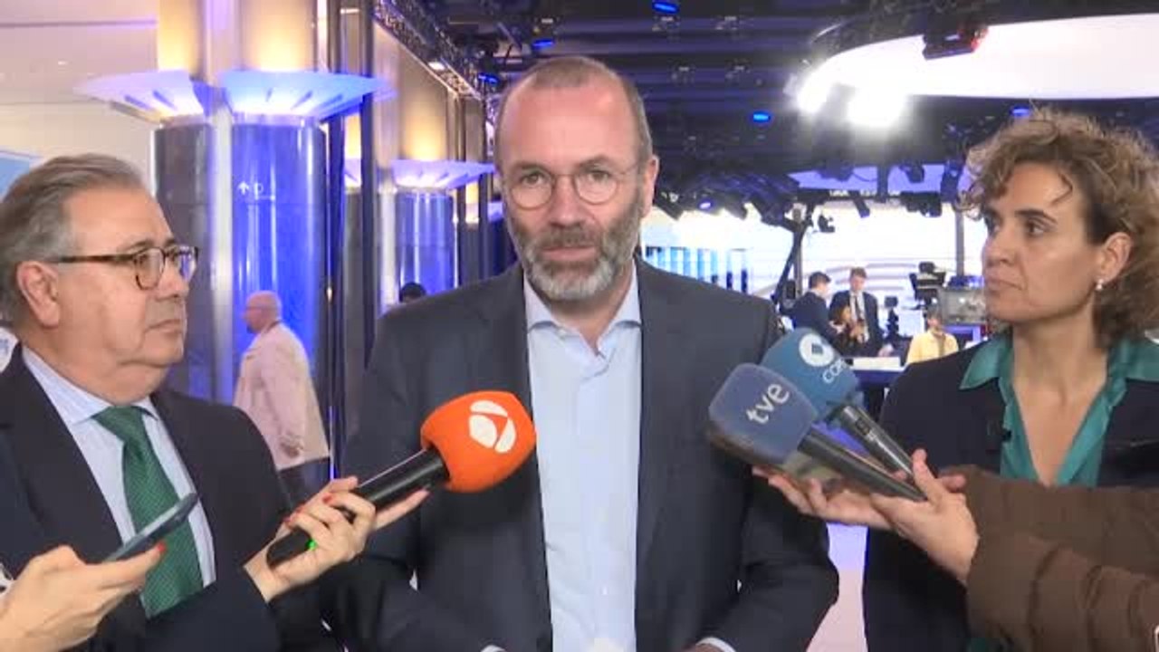 Manfred Weber, presidente del Partido Popular Europeo (PPE): "veo al comisario ahora cada vez más como un 'camisa roja', haciendo campaña por Sánchez"