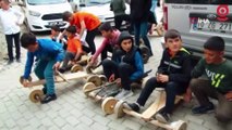 Çocuklar tahta arabalarla birincilik için yarıştı
