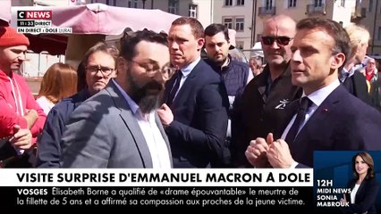 Download Video: Regardez Emmanuel Macron en visite surprise sur le marché de Dole dans le Jura, interpellé par un homme : 