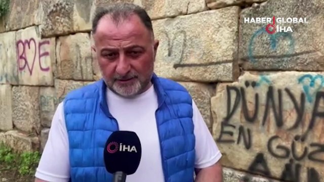 Skandal görüntüler! 2500 yıllık tarihi böyle karaladılar... Mesaj güzel ama yeri burası değil