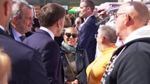 Interrogé sur la lenteur de la réforme des retraites, Emmanuel Macron répond à une dame dans le Jura