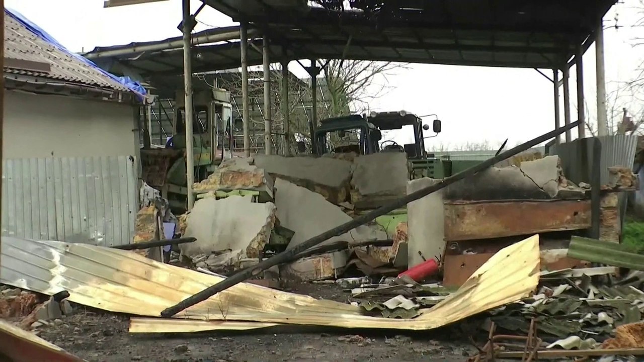 مقتل شخص وإصابة 15 آخرين في هجوم صاروخي روسي على #ميكولاييف.. ورئيس البلدية: انقطاع الكهرباء عن بعض منازل المدينة #العربية  #أوكرانيا  #روسيا