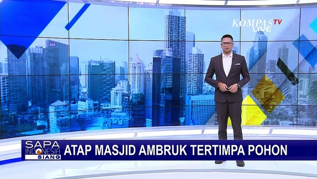 Diterjang Angin Kencang dan Hujan Deras, Atap Masjid di Cilacap Ambruk Tertimpa Pohon
