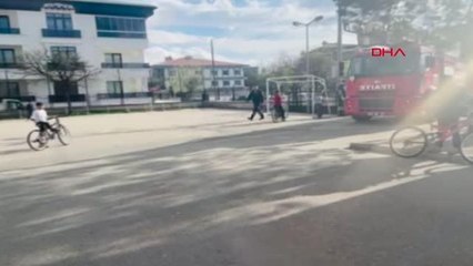 TOPUNU ALMAK İÇİN ÇIKTIĞI AĞAÇTA MAHSUR KALAN ÇOCUĞU, İTFAİYE KURTARDI