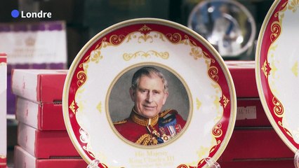 A Londres, les touristes en quête d'objets souvenirs du couronnement