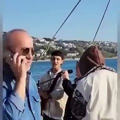 Bir kadının sokak müzisyeni ile “Yorgun Yıllarım” şarkısını seslendirmesi gündem oldu