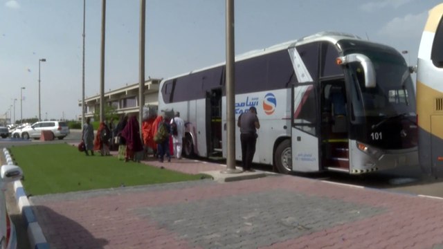 استمرار الجهود #السعودية لإجلاء الرعايا الأجانب والعرب من #السودان.. ومراسل #العربية هاني الصفيان يرصد خدمات المملكة للقادمين إلى #جدة