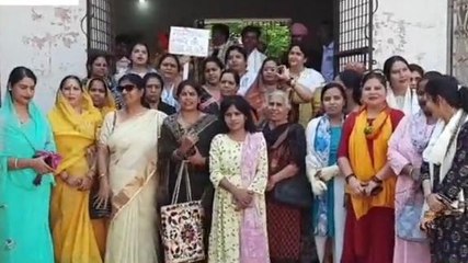 छतरपुर: समलैंगिक विवाह के विरोध में मातृशक्ति ने दिया आवेदन, जमकर की नारेबाजी