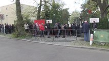 Almanya'daki Türkler genel seçimler için oy vermek isteyen vatandaşlar sandık merkezlerinde uzun kuyruklar oluşturdu