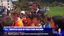 Emmanuel Macron à la rencontre d'enfants en marge de son déplacement dans le Doubs