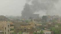 مشاهد من العاصمة #الخرطوم تظهر صورا لأعمدة الدخان تتصاعد من قرب مبنى القيادة العامة للقوات المسلحة #السودان #العربية